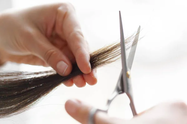 Mulher Faz Corte Cabelo Salão — Fotografia de Stock