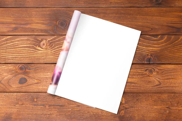 Copertina Libri Riviste Bianco Fondo Legno — Foto Stock