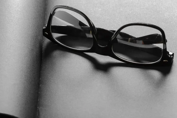 Κενή Μαύρη Ημερολόγιο Γυαλιά — Φωτογραφία Αρχείου