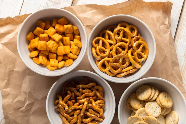 Pretzels Cuencos Sobre Mesa Madera Desde Arriba — Foto de Stock