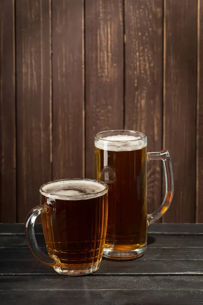 木製の背景にビールのグラス — ストック写真