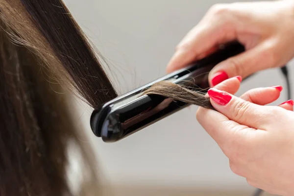 Cabeleireiro Faz Estilo Cabelo Mulher — Fotografia de Stock