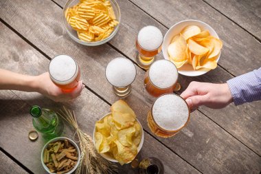 İnsan eli ile bira gözlük 