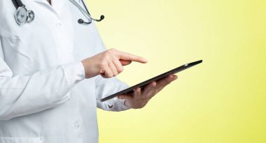 bilgisayar tablet doktor elinde