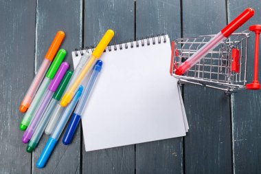 işaretçileri olan masada temiz çarşaf