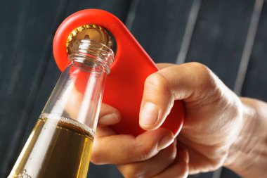 Cam şişe bira ve açacağı