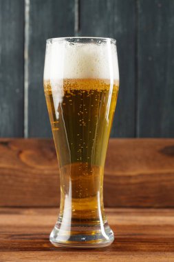 Tahta masada bir kupa bira.