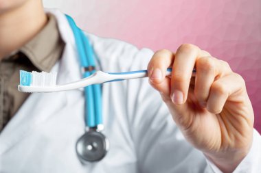 diş hekimi el diş fırçası ile yakın çekim