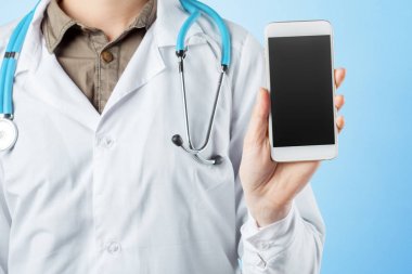 Doktor elinde cep telefonu