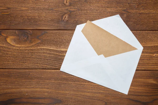 Papel Branco Envelope Sobre Mesa Madeira — Fotografia de Stock