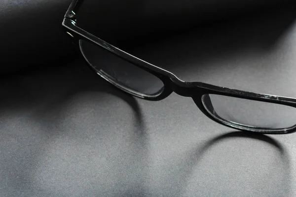 眼鏡と空白の黒日記 — ストック写真