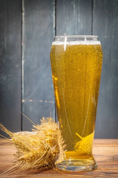 Vidro Cerveja Fundo Madeira — Fotografia de Stock
