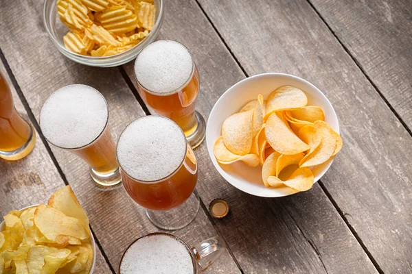 bira bardakları ahşap zemin üzerinde