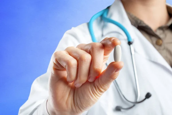 Lekarz Trzymając Tabletkę Ręku — Zdjęcie stockowe
