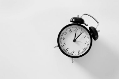 Beyaz arkaplanda alarm saati
