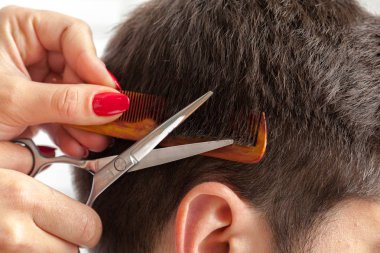 Adam bir saç kesimi kadar yakın yapar