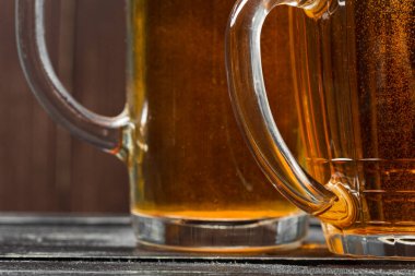 bira gözlük ahşap arka plan üzerinde