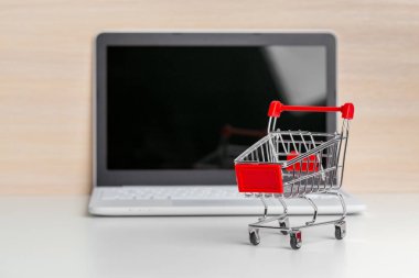 Alışveriş sepeti ahşap masa laptop