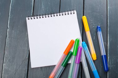 işaretçileri olan masada temiz çarşaf