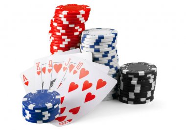 Casino fişi ve beyaz arka plan üzerinde izole kart 