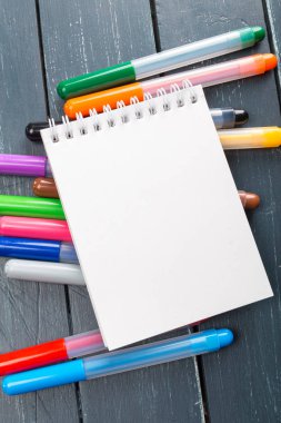 işaretçileri olan masada temiz çarşaf