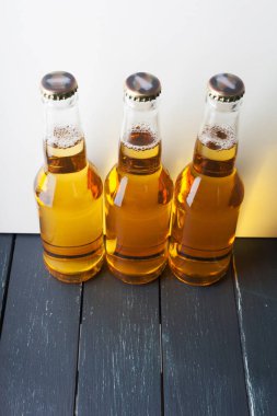 Ahşap masa şişe bira