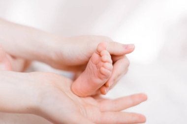 Yeni doğan bebek ayaklar