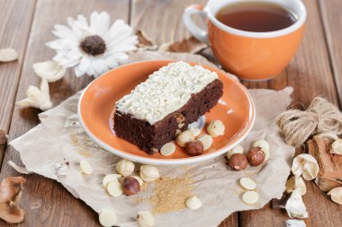 Eski ahşap zemin üzerine pasta