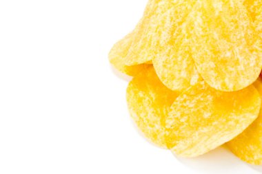 Beyaz arkaplanda izole edilmiş sarı patates cipsi