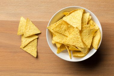 Tablo yakın çekim üzerinde lezzetli cips 