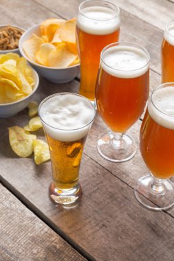 bira bardakları ahşap zemin üzerinde