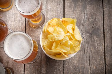 bira bardakları ahşap zemin üzerinde