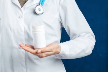 Doktor holding şişe hap ile