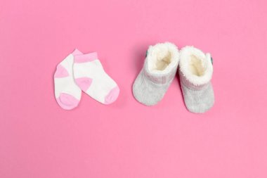 Pembe bir arka plan üzerinde çocuk giyim