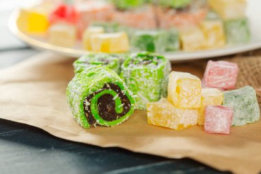 ahşap arka plan üzerinde geleneksel Doğu tatlılar