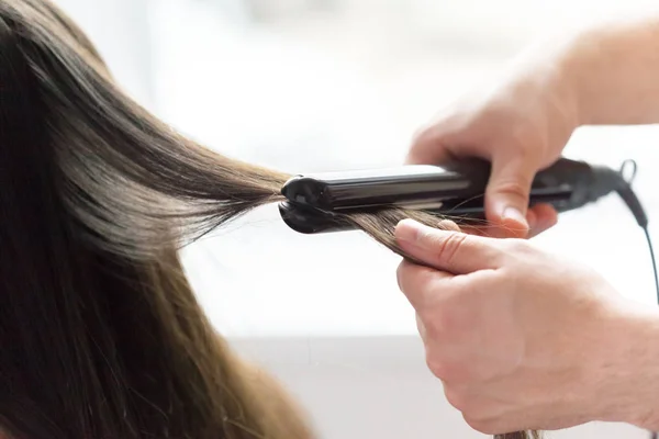 Peluquería Hace Estilo Pelo Mujer — Foto de Stock