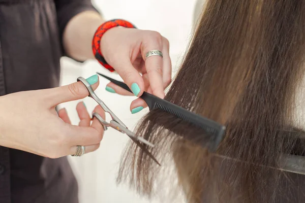 Mulher Faz Corte Cabelo Salão — Fotografia de Stock