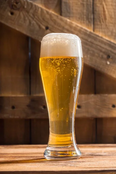 Glas Bier Auf Holzgrund — Stockfoto