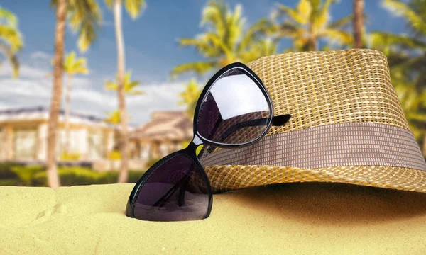  Kumsalda hasır şapka