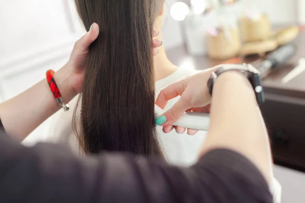 Cabeleireiro Faz Estilo Cabelo Mulher — Fotografia de Stock