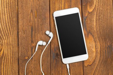 Ahşap masa üzerinde beyaz smartphone