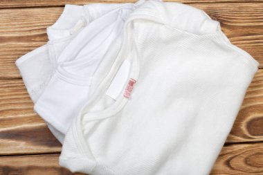 Bebek sayfalar üzerinde ahşap masa