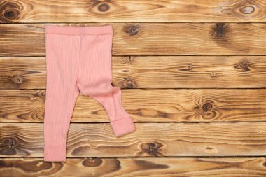 Bebek sayfalar üzerinde ahşap masa