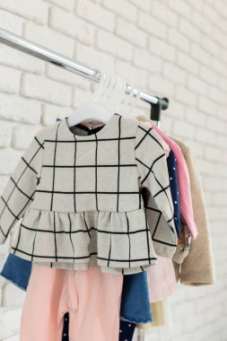 Çocuk Giyim Askıları üzerinde asılı