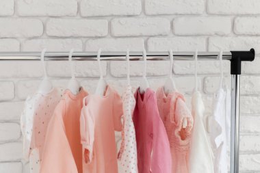 Çocuk Giyim Askıları üzerinde asılı