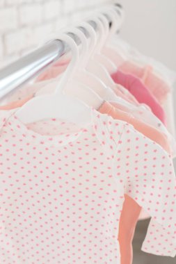 Çocuk Giyim Askıları üzerinde asılı