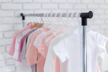 Çocuk Giyim Askıları üzerinde asılı