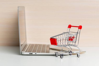 Alışveriş sepeti ahşap masa laptop