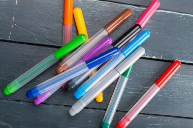 Ahşap arka plan üzerinde renkli marker kalem