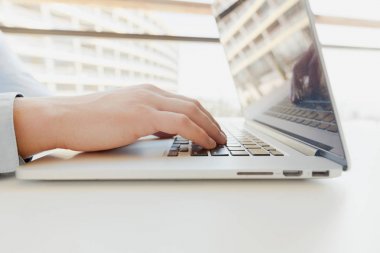 Beyaz adam masada dizüstü bilgisayar kullanarak